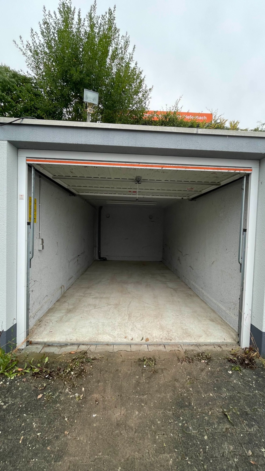 Leere Garage nach der Räumung