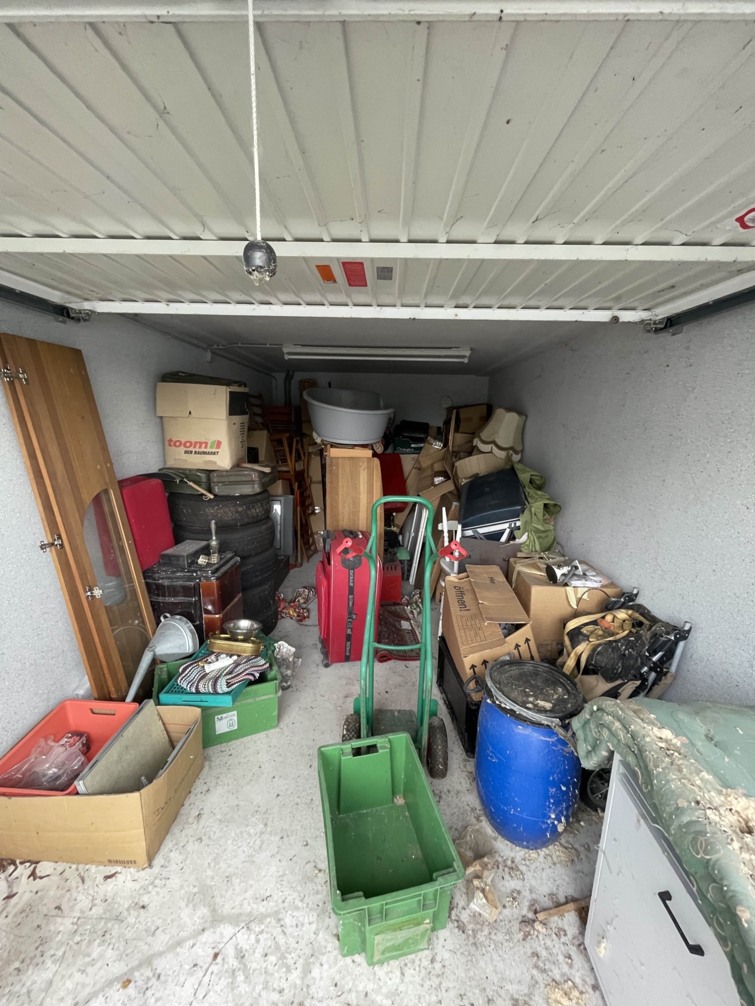 Gefüllte Garage vor der Räumung